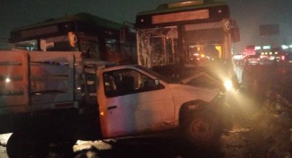 Choque entre 2 autos y un camión urbano deja 2 heridos en la Carretera a Laredo