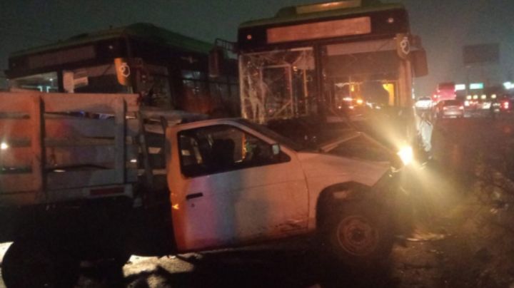 Choque entre 2 autos y un camión urbano deja 2 heridos en la Carretera a Laredo