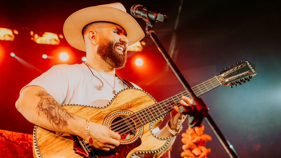Premio Grammy a Carin León genera críticas de parte de fans de Peso Pluma | Facebook / Carin León