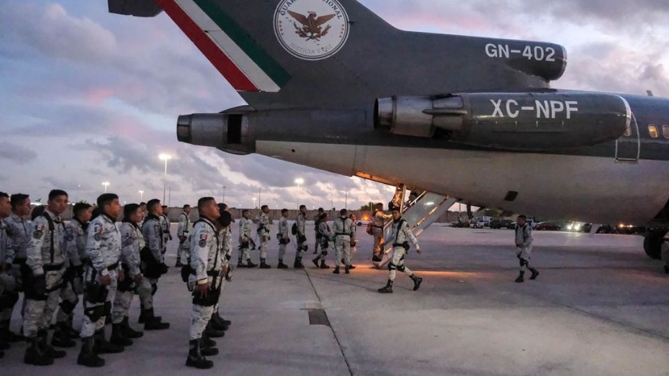 Elementos de la Guardia Nacional a punto de abordar aeronave de la Fuerza Aérea