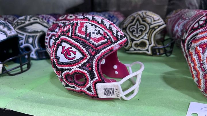 Local del Mercado Juárez vende arte huichol inspirado en la NFL