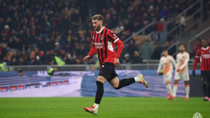 Santiago Giménez debuta en el Milan con asistencia en Copa Italia