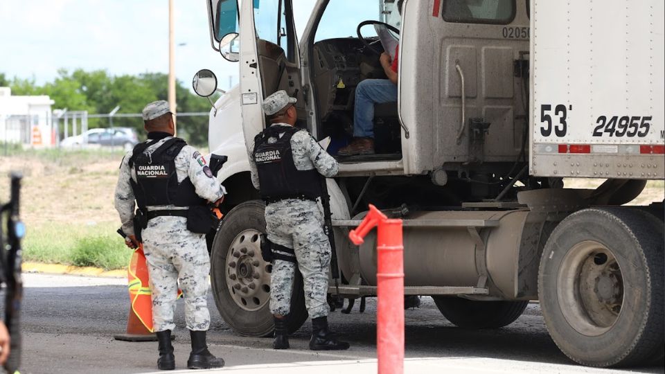 Elementos de la Guardia Nacional en el Puente Colombia