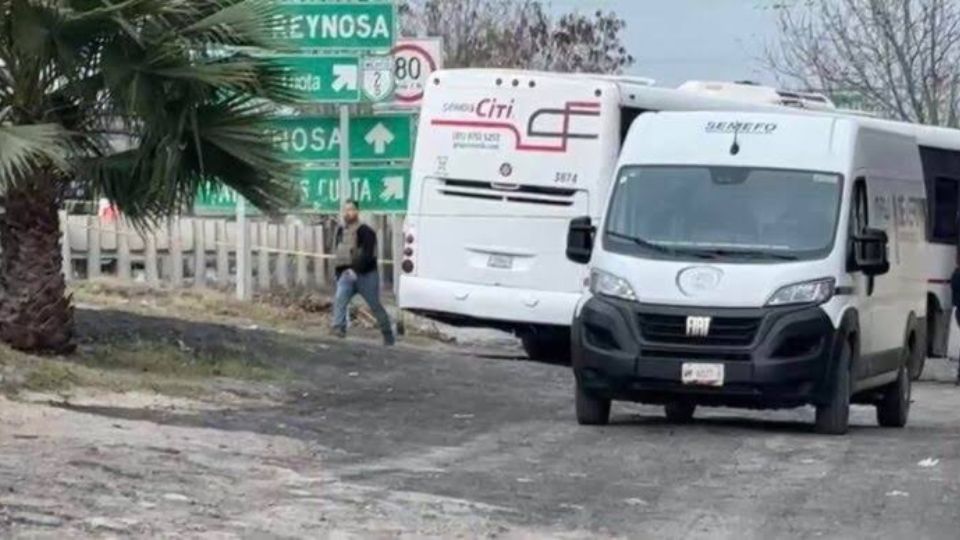 Conductor de transporte privado muere en Reynosa tras quedar atrapado en medio de una balacera.
