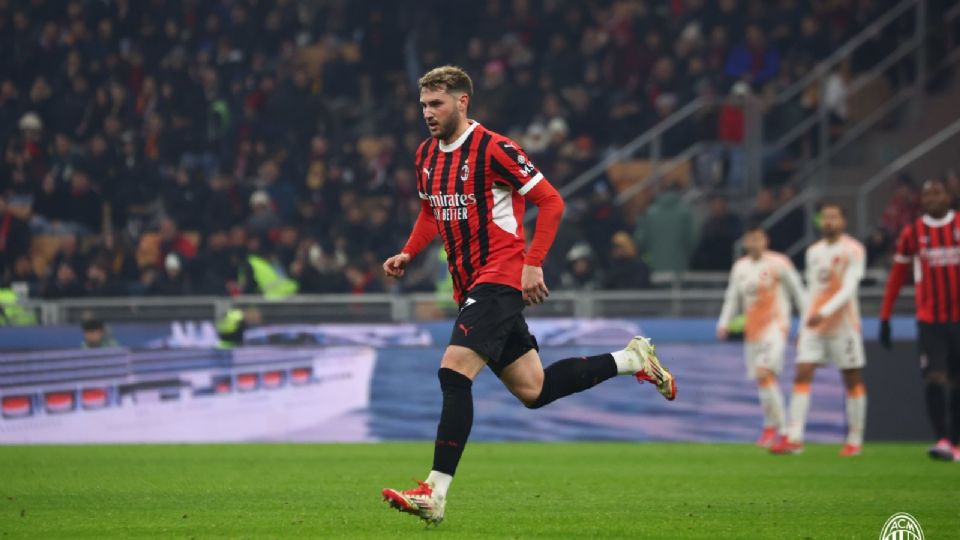 Santiago Giménez lució por primera vez los colores del AC Milan en San Siro