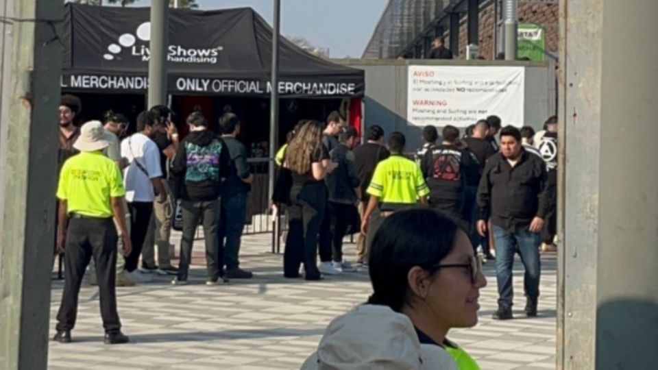 Fans haciendo fila para ver a Linkin Park en concierto.