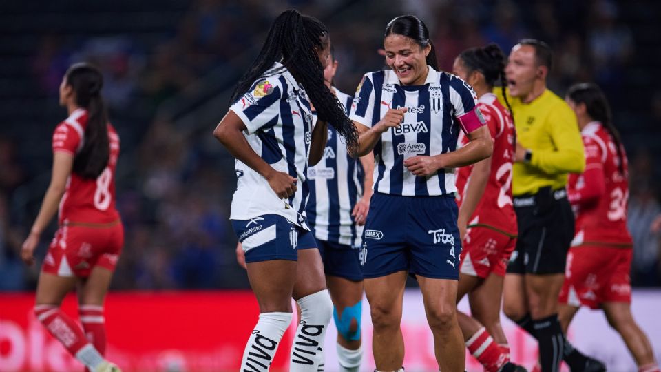 Jermaine Seoposenwe celebra su anotación con Rebeca Bernal en el partido ante Necaxa