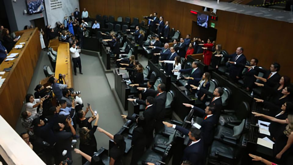 Chocan posturas de diputados sobre iniciativas contra nepotismo.
