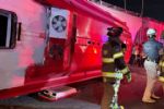 Choque entre autobús de pasajeros y tren deja un muerto y 26 heridos