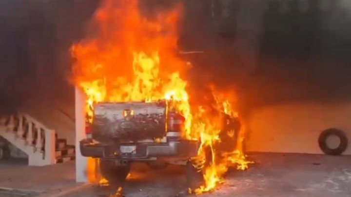 Se incendia camioneta adentro de casa en Monterrey