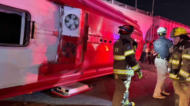 Choque entre autobús de pasajeros y tren deja un muerto y 26 heridos