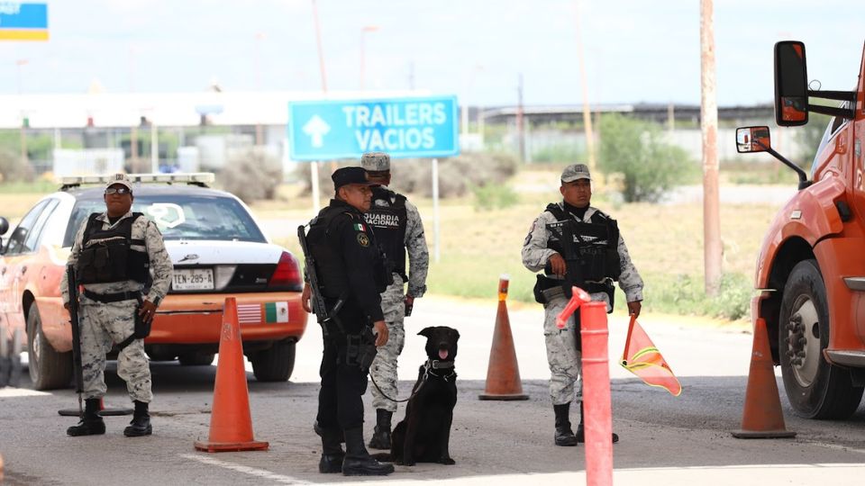 Elementos de la Guardia Nacional en el Puente Colombia