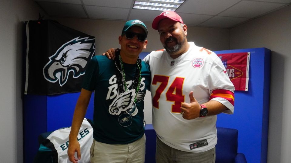 Aficionados de Chiefs e Eagles en Monterrey levantan la mano para el Super Bowl LIX