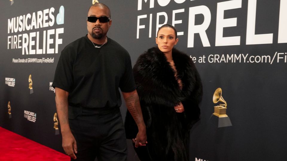 Kayne West (izq.) y Bianca Censori en la alfombra roja de la 67.ª edición de los premios Grammy | EFE/EPA/ALLISON DINNER