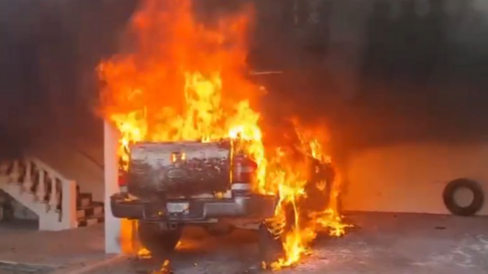 Una camioneta se incendió al interior de un inmueble ubicado en el sector de Nuevas Colonias, en la zona sur del municipio de Monterrey.