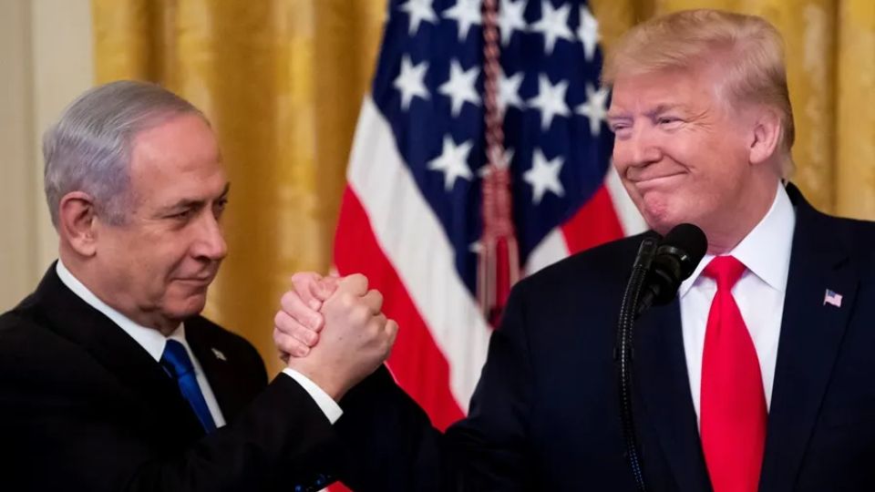Benjamín Netanyahu le regala un bíper de oro a Donald Trump.