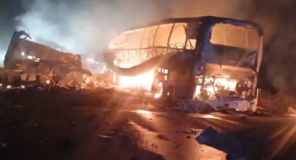 Choque entre tráiler y autobús provoca incendio; deja 30 personas muertas en Campeche