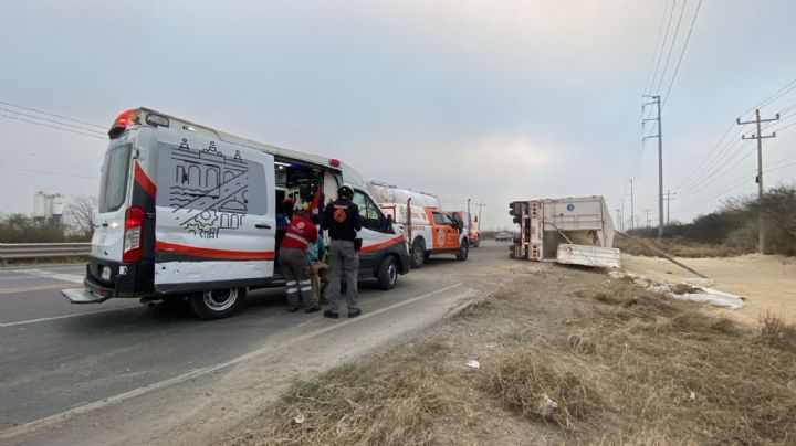 Volcadura de tráiler deja 1 lesionado en Salinas Victoria, NL
