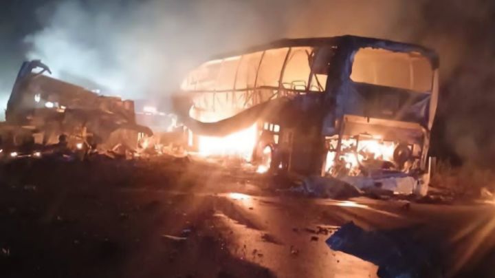 Choque entre tráiler y autobús provoca incendio; deja 30 personas muertas en Campeche