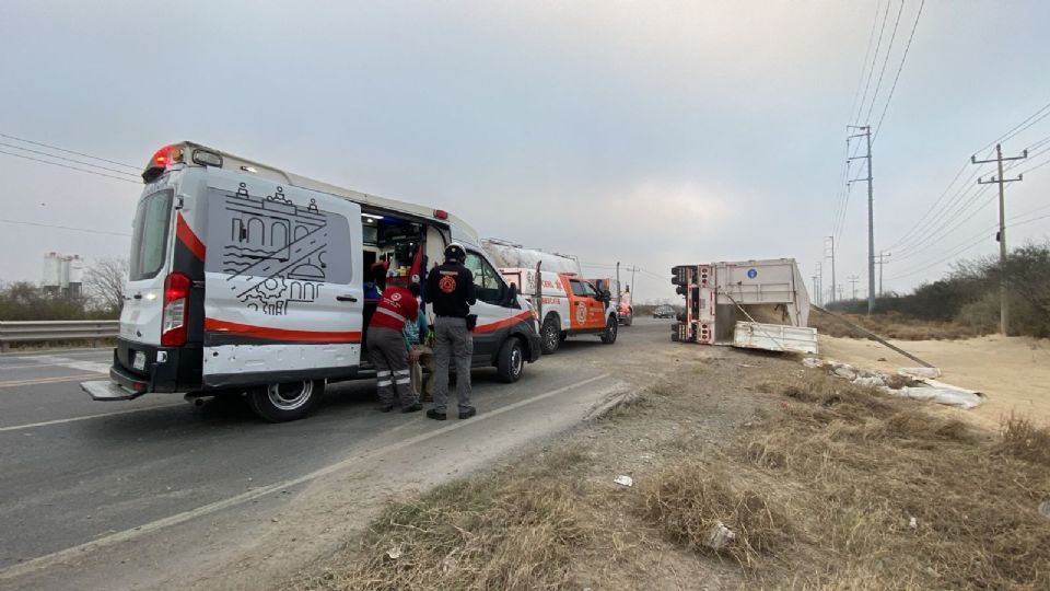 Tráiler se vuelca en el municipio de Salinas Victoria, Nuevo León.