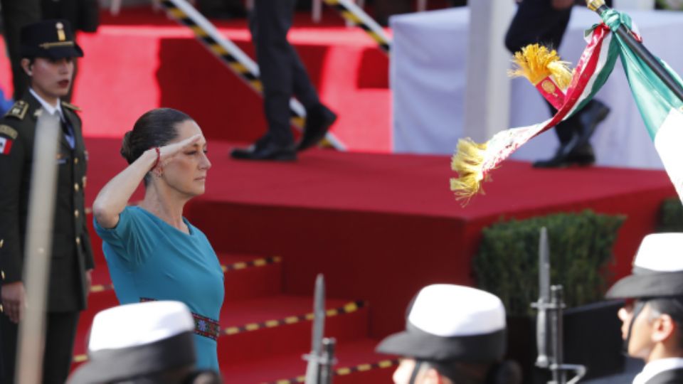 En el Castillo de Chapultepec, la presienta Claudia Sheinbaum, acompañada por los integrantes del gabinete legal y ampliado, encabezó su primera ceremonia de la Marcha de la Lealtad.