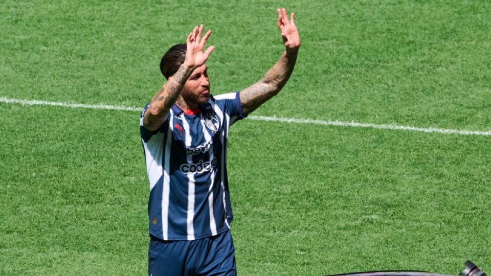 Sergio Ramos es presentado como refuerzo estelar de Rayados ante miles de aficionados