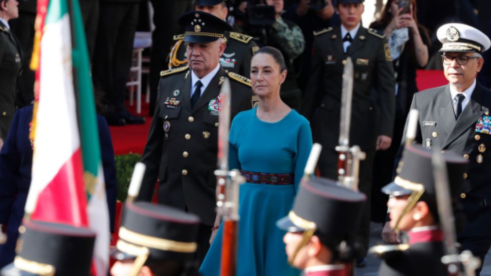 La presidenta de México, Claudia Sheinbaum Pardo, hizo historia al ser la primera comandante supremo de las Fuerzas Armadas en encabezar la Marcha de la Lealtad.