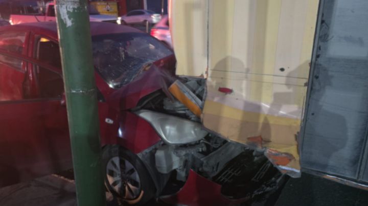 Carambola de 3 vehículos deja 2 lesionados en Monterrey