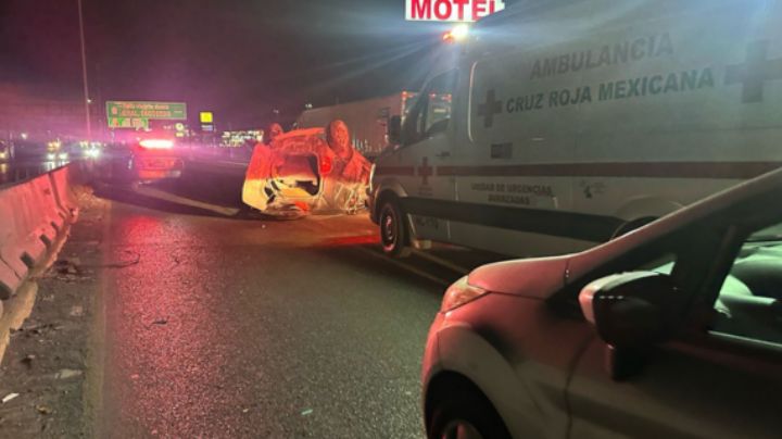 Vuelca vehículo en la carretera a Nuevo Laredo, en Escobedo
