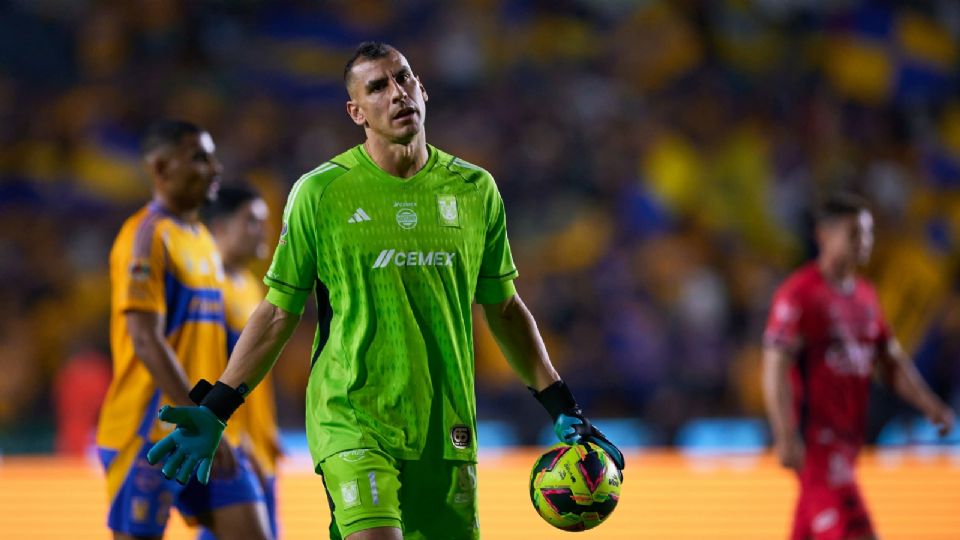 Nahuel Guzmán con el balón durante un partido de Tigres en el Clausura 2025