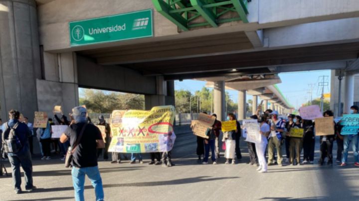 Protestan en contra de la contaminación en NL; bloquean avenidas e irrumpen en Metro Universidad