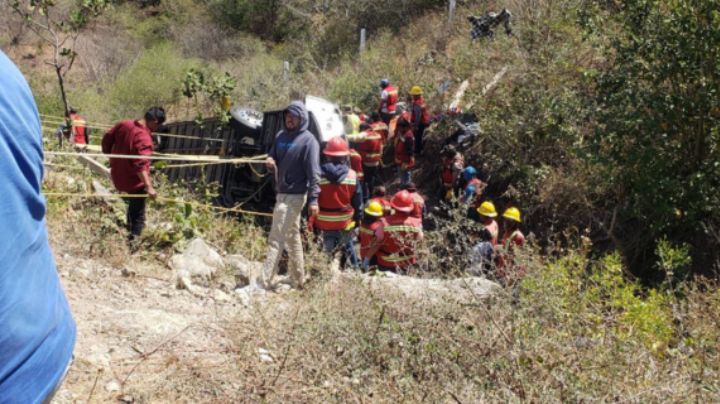Suman 18 muertos tras volcadura de autobús en el que viajaban simpatizantes de Morena
