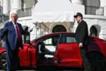 Donald Trump aborda un Tesla en la Casa Blanca en apoyo a Elon Musk
