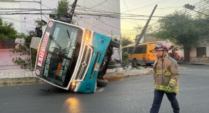 Vuelca camión urbano tras choque en Monterrey; reportan varios heridos