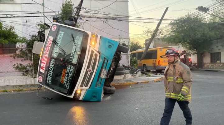 Vuelca camión urbano tras choque en Monterrey; reportan varios heridos