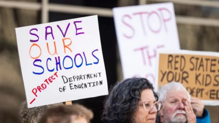 El Departamento de Educación de EU recorta la mitad de su personal