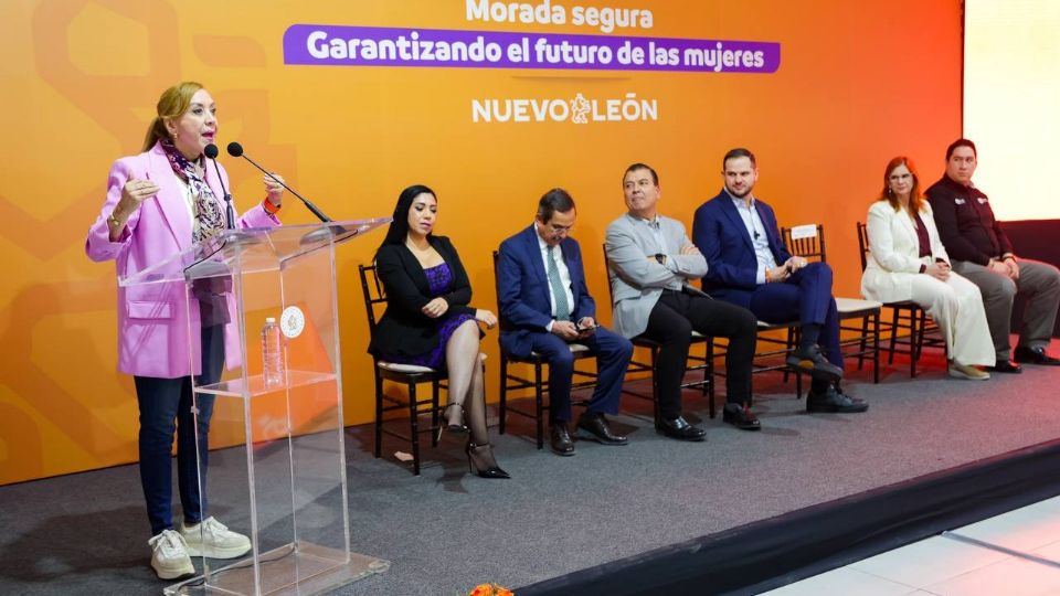 Nuevo León fortalece la seguridad patrimonial y entrega escrituras a mujeres.