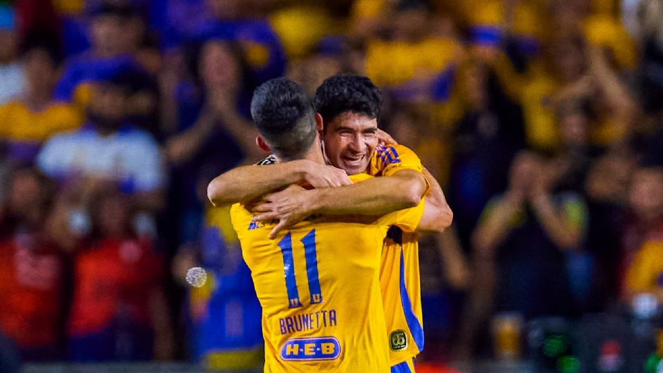 Nicolás Ibáñez festeja su gol ante Cincinnati con Juan Brunetta