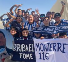 Aficionados de Rayados faltan al trabajo para apoyar al equipo en Torreón
