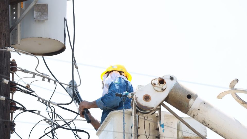 Personal de CFE hace reparaciones en postes de luz