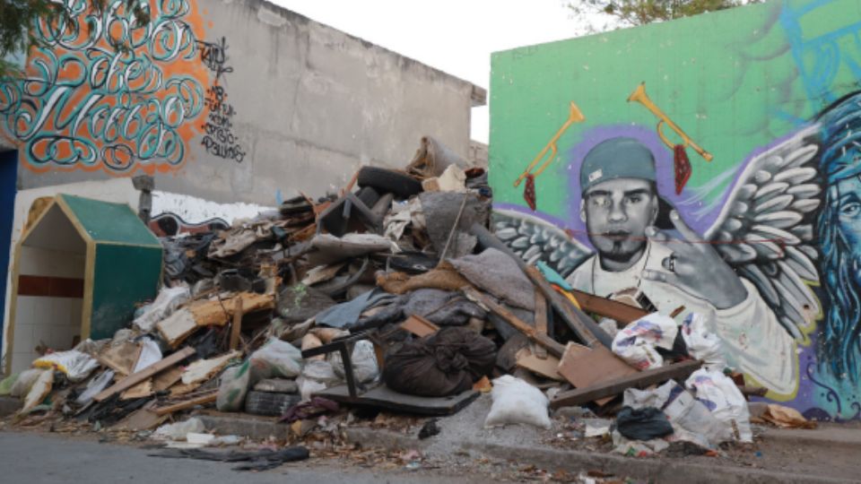 El basurero clandestino se ubica en el cruce de las calles Xicoténcatl y Francisco Javier Echeverría, en la colonia Rubén Jaramillo, de Monterrey.