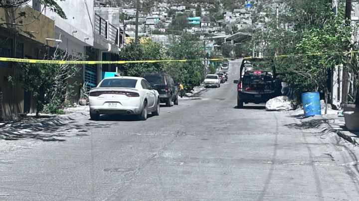 Atacan a balazos a un hombre afuera de su casa en Monterrey