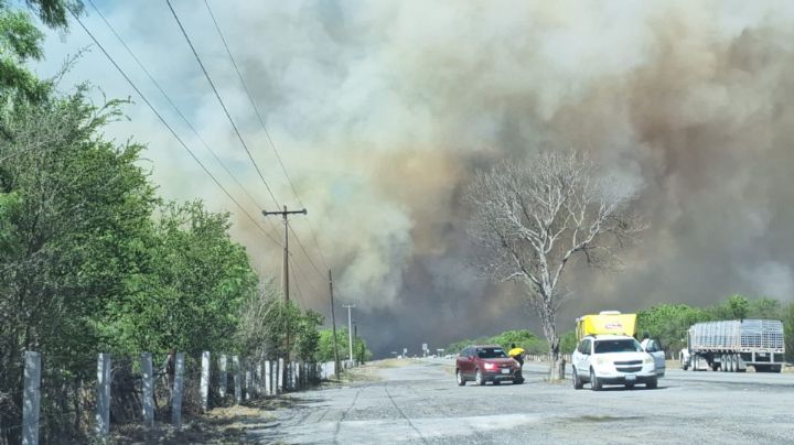 Incendio en terreno baldío provoca cierre de la carretera a Nuevo Laredo