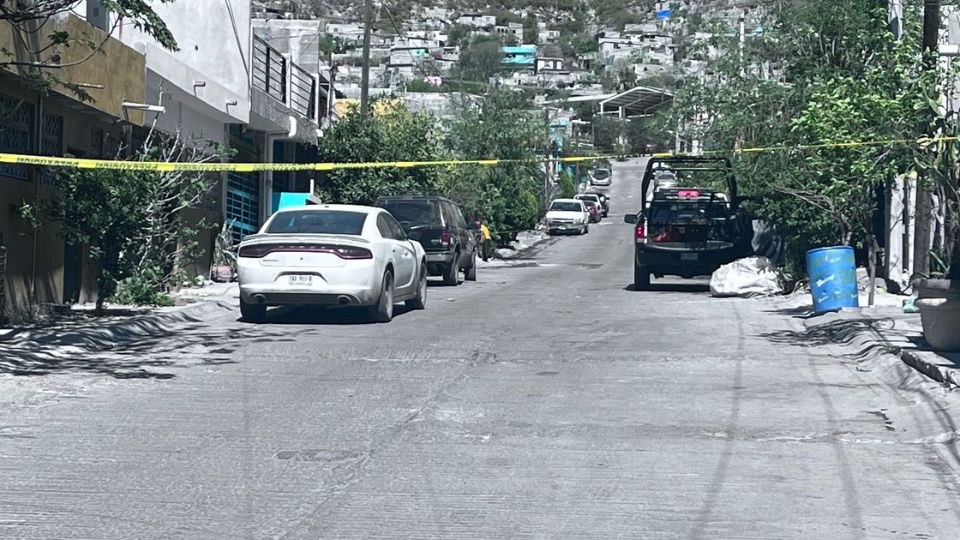 Atacan a balazos a un hombre afuera de su casa en Monterrey.