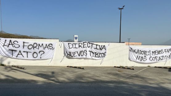Rayados: Aparecen mantas en El Barrial; exigen compromiso al equipo