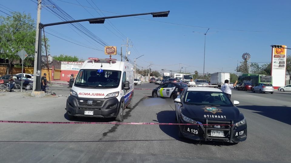 Choque entre un vehículo y una motocicleta deja un muerto en Apodaca.
