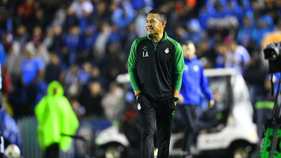 Ignacio Ambriz, ex entrenador de Santos que dirigió en Liga MX por última vez en 2024, estaría interesado en dirigir a Rayados