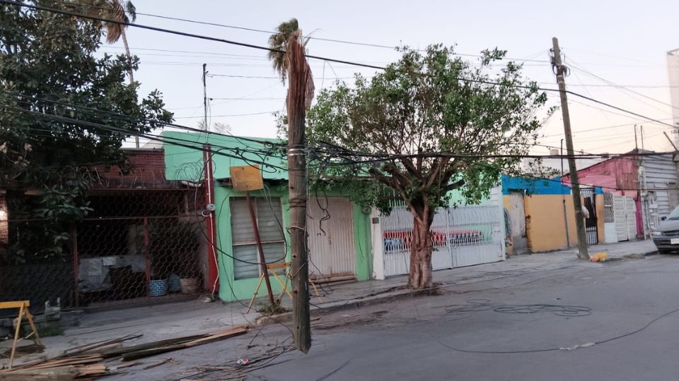 Fuertes vientos provocaron la caída de postes de luz en Monterrey.