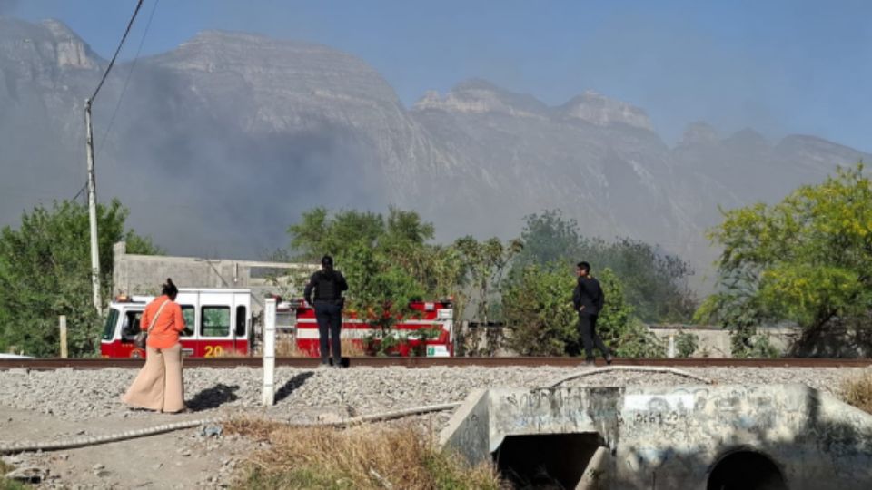 El incendio provocó una columna de humo.