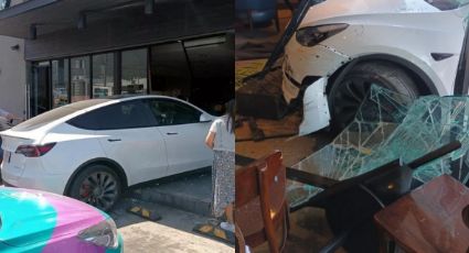 Hombre se confunde de pedal e impacta su auto eléctrico contra cafetería en Monterrey